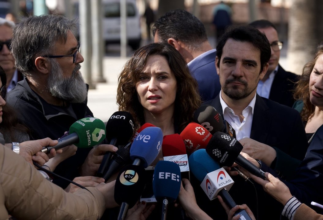 La presidenta de la Comunidad de Madrid, Isabel Díaz Ayuso, ofrece declaraciones a los medios a su llegada a Castelldefels. // EP