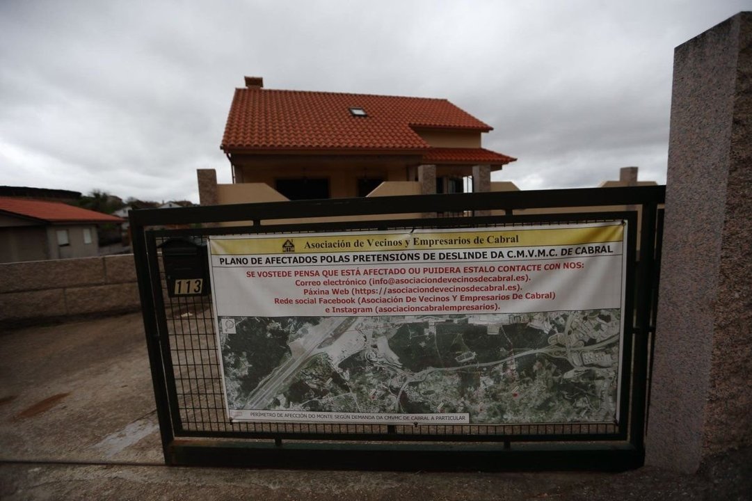 El enfrentamiento con la Comunidad de Montes por la reclamación de terrenos llegó a la parroquia en forma de carteles hace dos años.