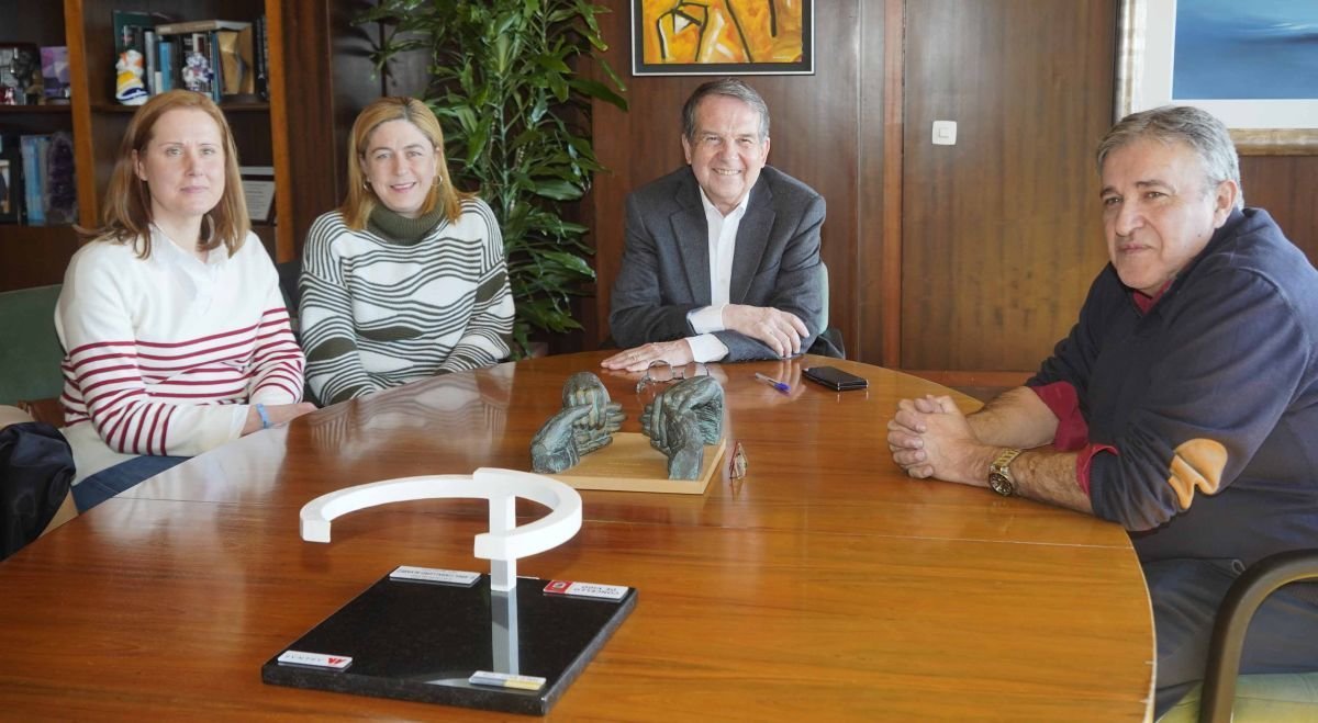 La reunión entre Abel Caballero y Patricia Otero, con el concejal Javier Pardo y la vocal en Bembrive Antía González.