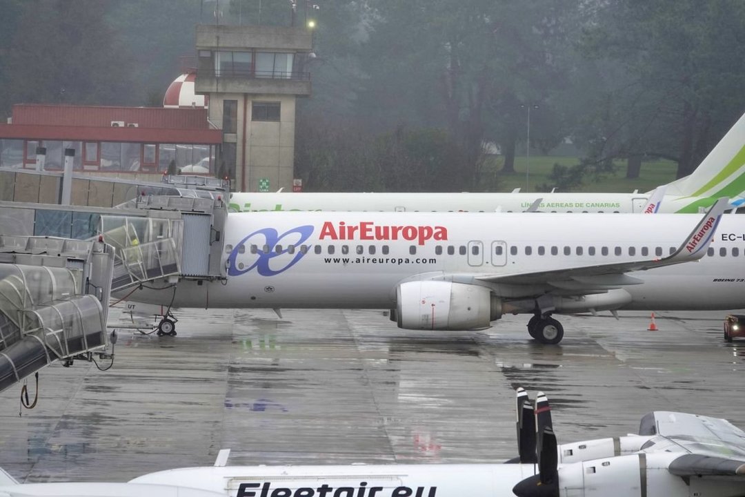 Dos aviones, uno de Air Europa y otro de Binter, comparten estacionamiento en el aeropuerto de Peinador.