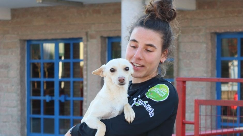 Ana Belén Palomino posa con su perra Neisha en las puertas del pabellón Municipal de O Porriño.