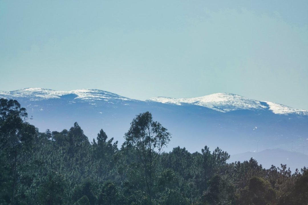 Nieve en las montañas próximas a Vigo. // Vicente Alonso