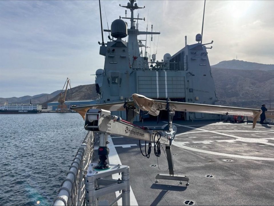 El dron de Marine Instruments, propulsado por energía solar,  en la cubierta del buque “Furor” de la Armada.