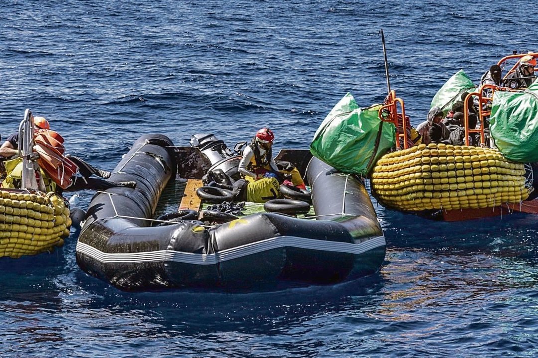 Una embarcación hinchable en la que fueron rescatados 25 migrantes por el barco Ocean Viking.