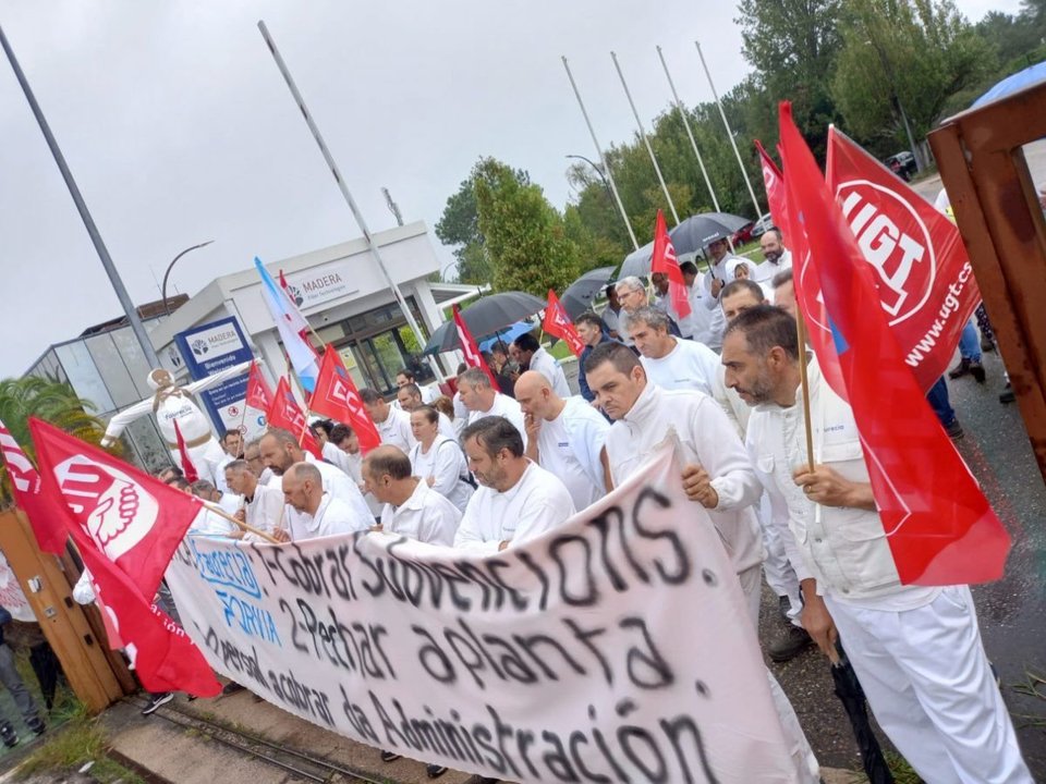 Trabajadores en una de las protestas delante de la empresa en el polígono de As Gándaras, Porriño.