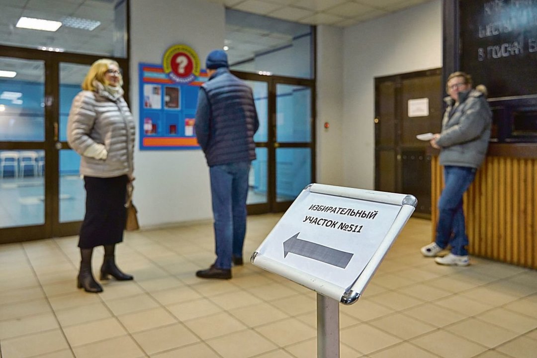 Votantes en un colegio electoral de Moscú, ayer en la primera jornada de votaciones.