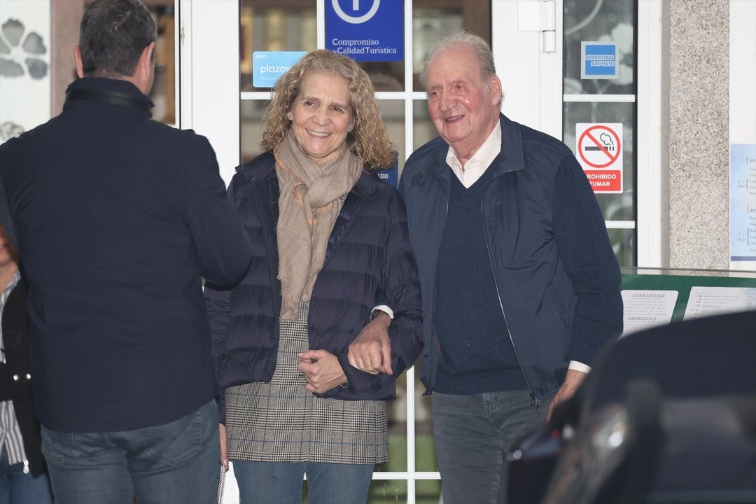 El Rey Juan Carlos y la Infanta Elena salen del restaurante a 15 de Marzo de 2024 en Cambados. // EP