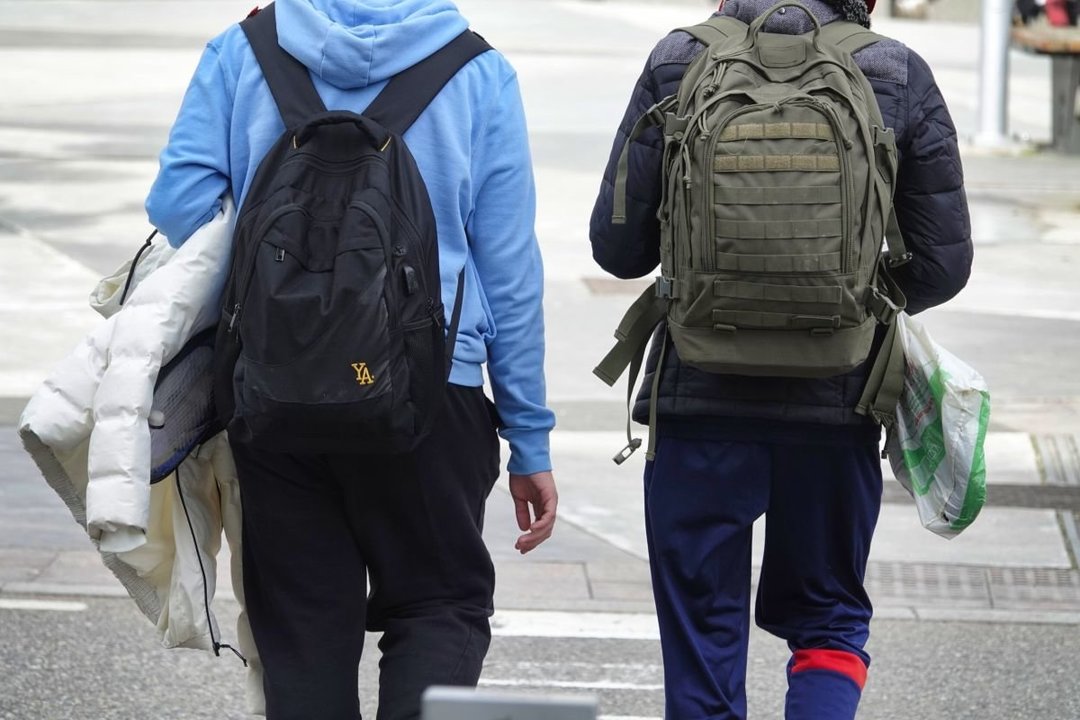 Más de la mitad de estudiantes de 1º y 2º de ESO cargan con excesivo peso en sus mochilas.