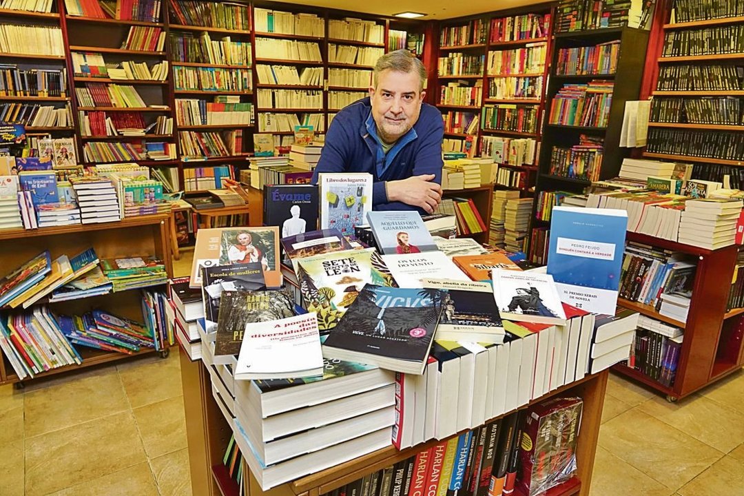 Xurxo Patiño, de Librouro, rodeado de libros escritos por vigueses, asegura que los lectores apoyan a los autores de la ciudad.