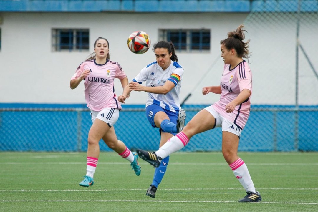 María Calvar gopea el esférico en el partido de ayer ante el Oviedo B.