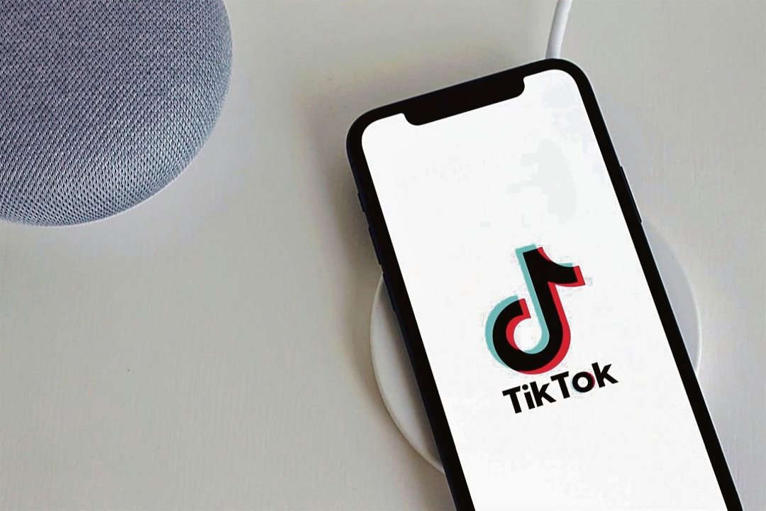 Un teléfono móvil con la aplicación de vídeos cortos de TikTok.