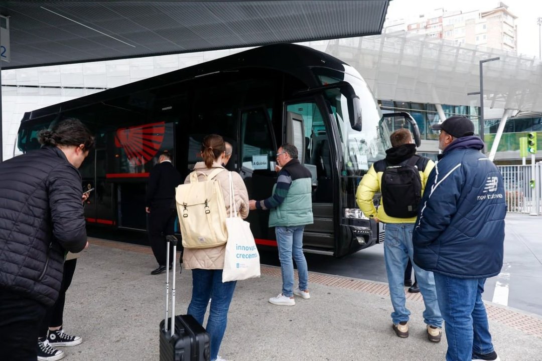 Pasajeros con destino Madrid realizaron ayer un trayecto entre Vigo y A Gudiña en autobús.