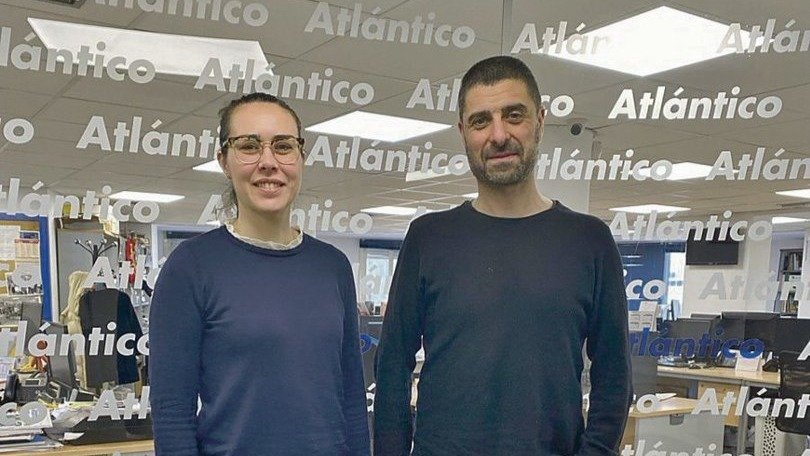 Eva Piñeiro, educadora social de Arela, y Julio Barreiro, director de la asociación.