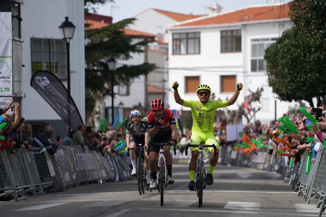 Juan Pablo Sossa entra triunfante en meta en la última etapa de la Vuelta a Extremadura.
