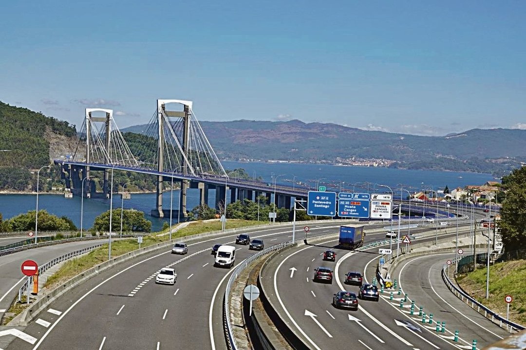 Circulación por el tramo de la autopista del Atlántico AP-9 entre Vigo y O Morrazo, con el puente de Rande