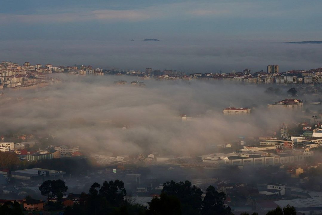 La niebla cubriendo Vigo y la ría, dejando ver la parte más alta de las islas Cíes. // Alberte