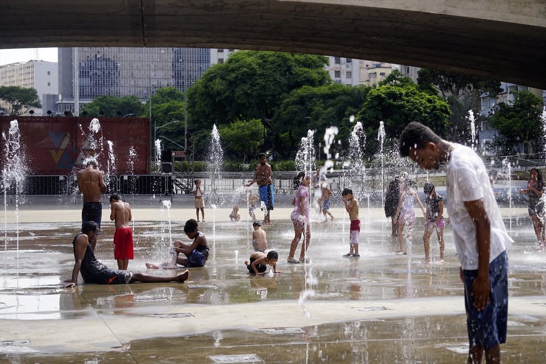 Varias personas se refrescan en una fuente de Río de Janeiro. // E.P.