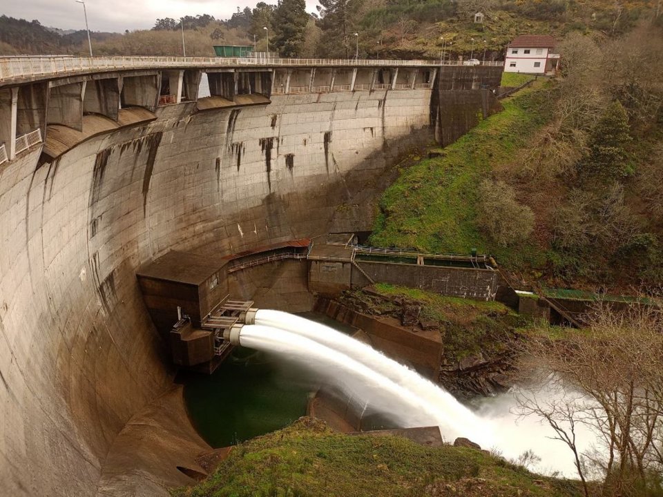 La presa de Eiras, desalojando agua esta semana al encontrarse a tope de capacidad.