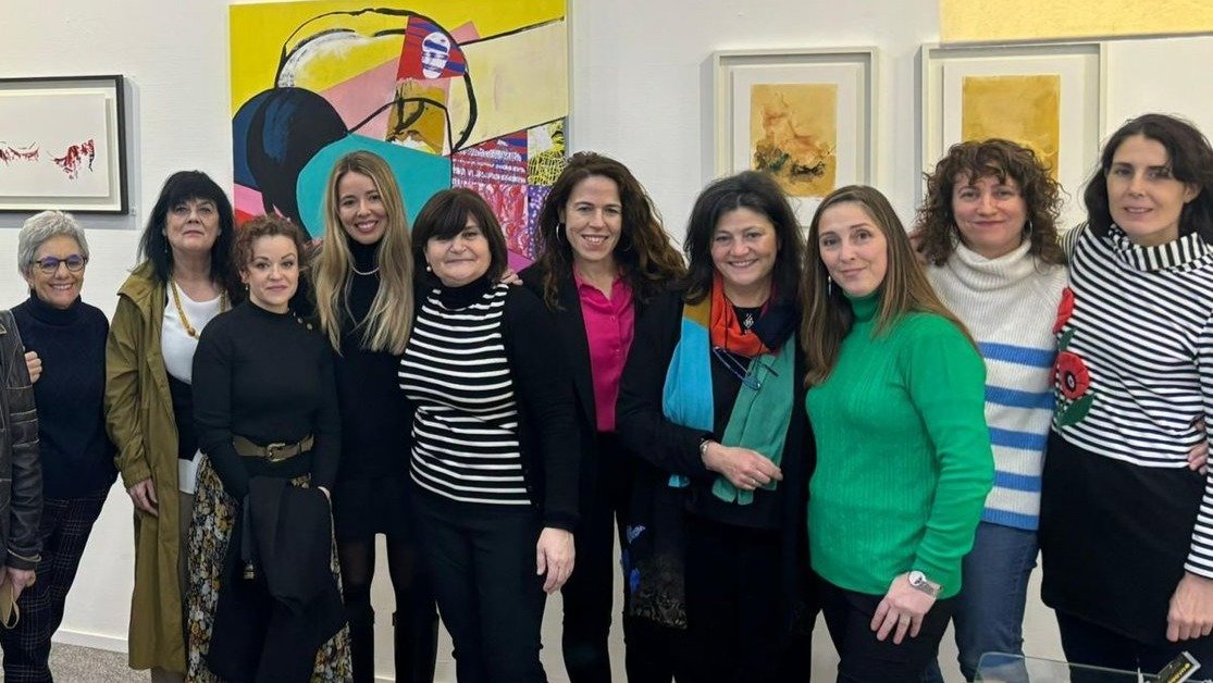 Artistas participantes en la exposición “Ella”, en una foto de familia.