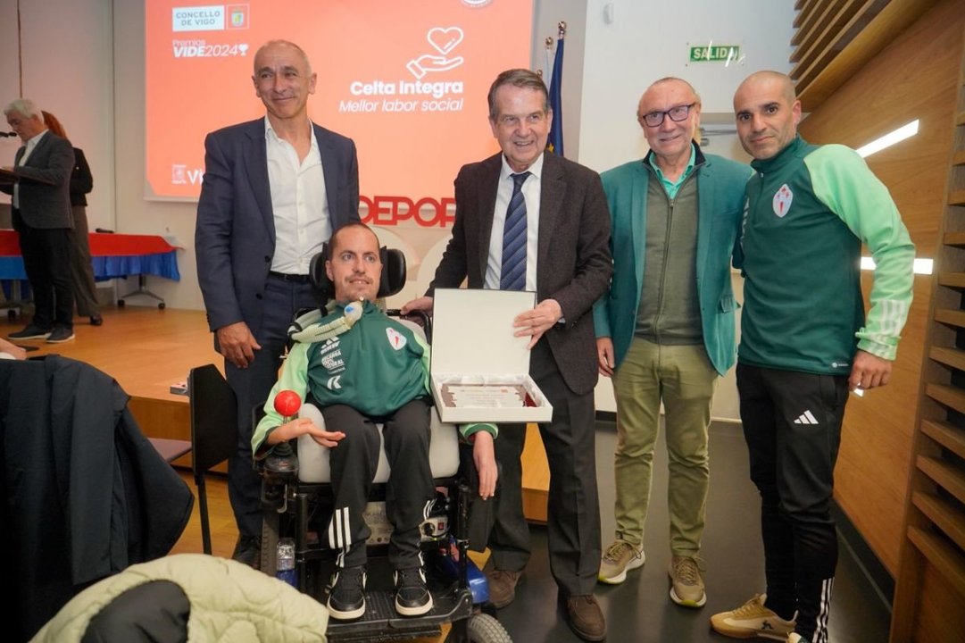 Fran Díaz recoge de manos del alcalde de Vigo, Abel Caballero, el premio a la mejor labor social otorgado al Celta Integra de la Liga Genuine.