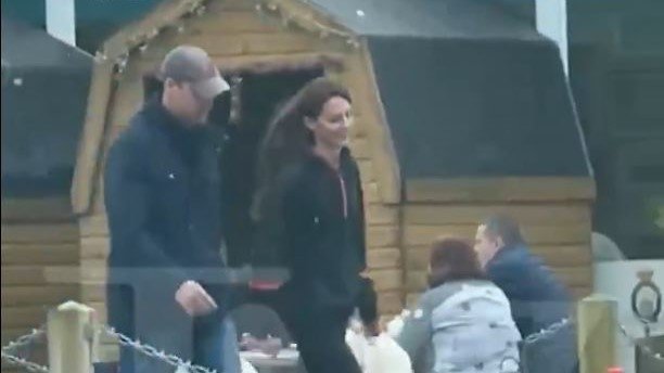 Kate Middleton paseando junto a su marido. // The Sun