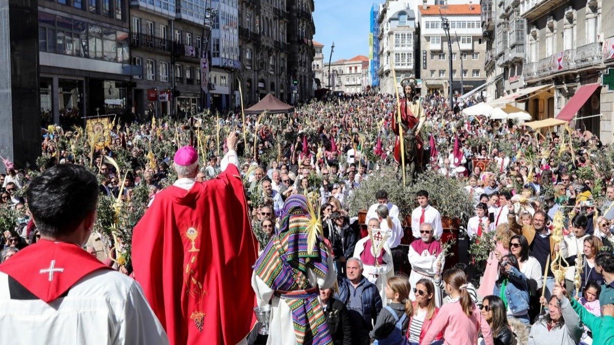 Un instante de la procesión de la Borriquilla del año pasado en Porta do Sol, en el que el obispo procede a la bendición de los ramos.