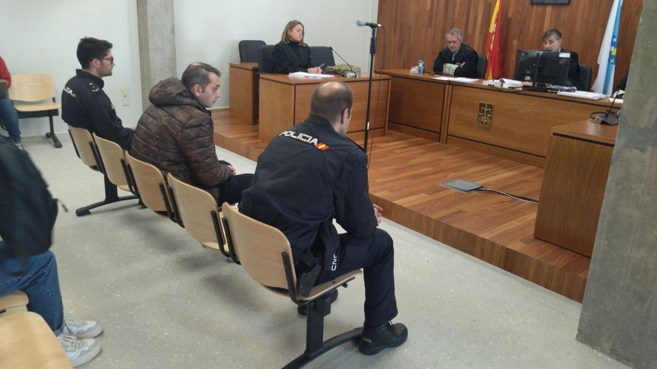 El acusado por tentativa de homicidio con un punzón en el juicio de este miércoles en Vigo.