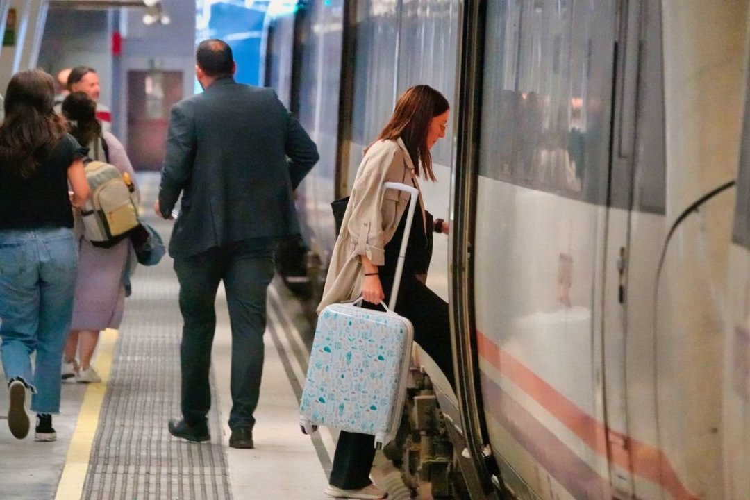 Una usuaria toma el tren en Urzaiz que la lleva hasta A Coruña.