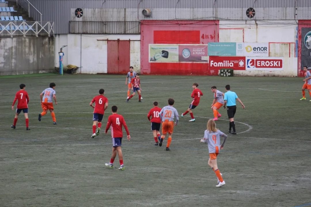 El Alondras C.F. durante un partido en el campo.