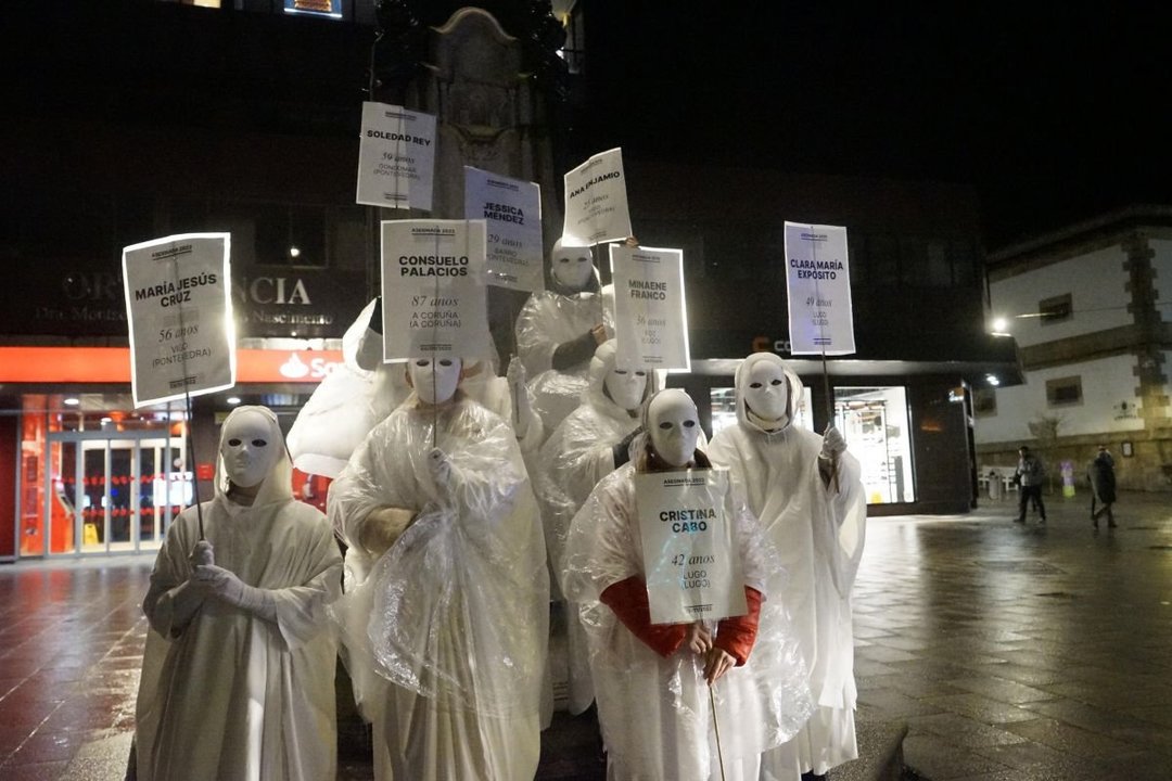 La ‘Santa Compaña’ que en la manifestación del 8M recordó a las víctimas mortales de violencia de género en Galicia.