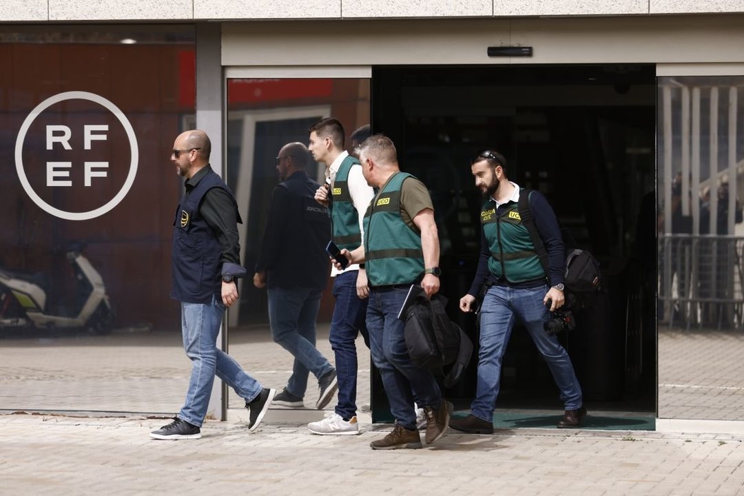 Agentes de la UCO de la Guardia Civil salen de la sede de la Federación Española de Fútbol.