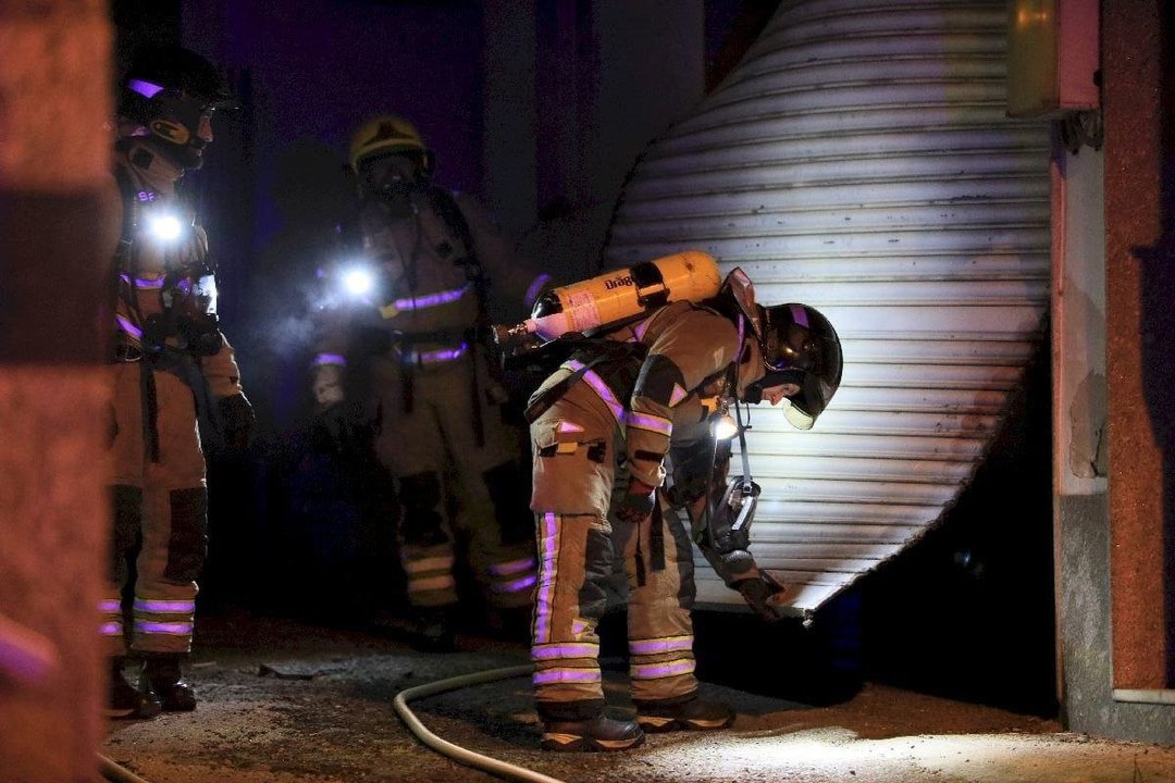 Los bomberos de Ourense actuaron con rapidez para sofocar las llamas tras la explosión. // José Paz