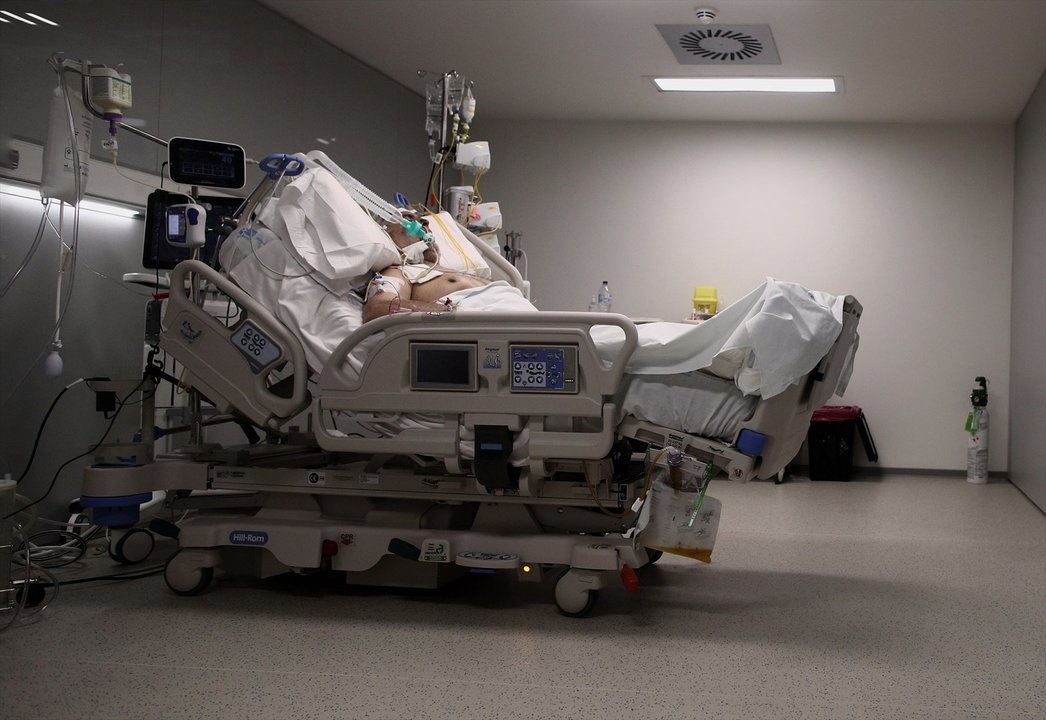 Un enfermo en una cama de la UCI del Hospital de Emergencias Isabel Zendal, Madrid. // Europa Press