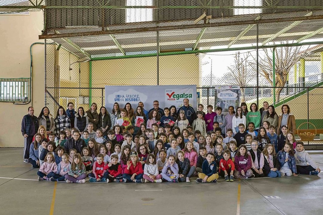 Los alumnos del CEIP Coutada de Beade, en la actividad desarrollada por Vegalsa-Eroski en colaboración con la Comunidad de Montes de Vigo.