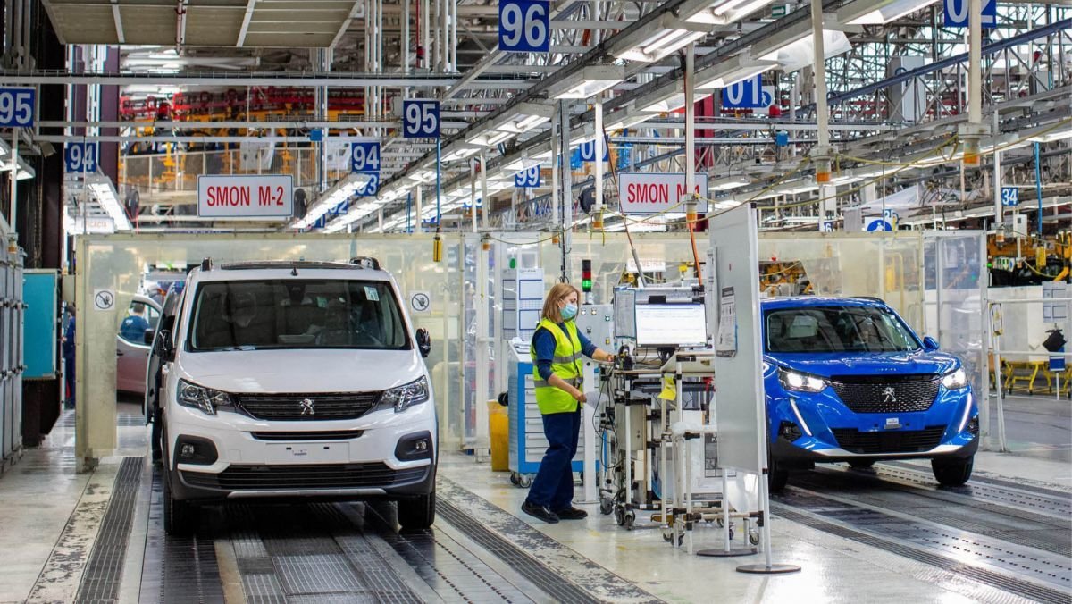 Las dos líneas de producción de la fábrica automovilística de Balaídos con las furgonetas y el SUV, este último el más afectado por las paradas.