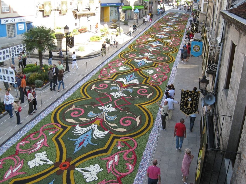 Ejemplo de una de las alfombras de flores de Ponteareas elaborada expresamente para la Procesión de Corpus.