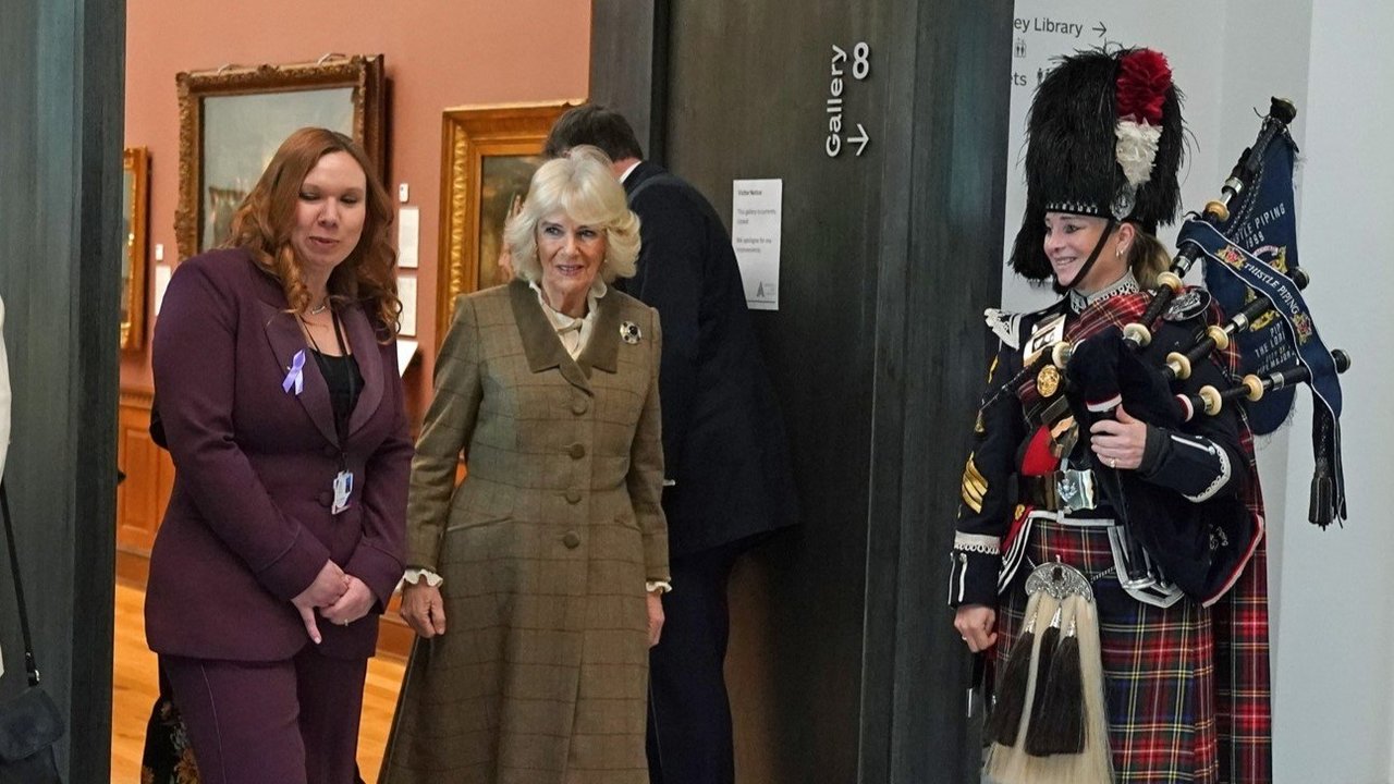 La Reina Camilla en una visita a una  galería de arte. // Europa Press