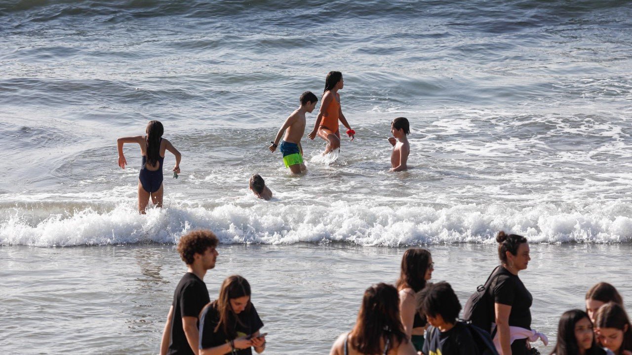 Bañistas disfrutando de un primaveral día de playa en Samil. // Jorge Santomé