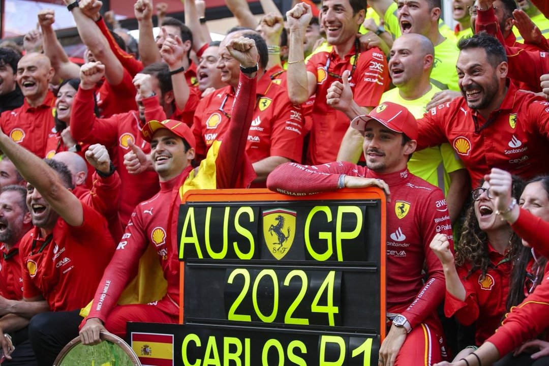 Carlos Sainz, puño en alto, y Charles Leclerc firmaron un doblete para Ferrari en el GP de Australia.