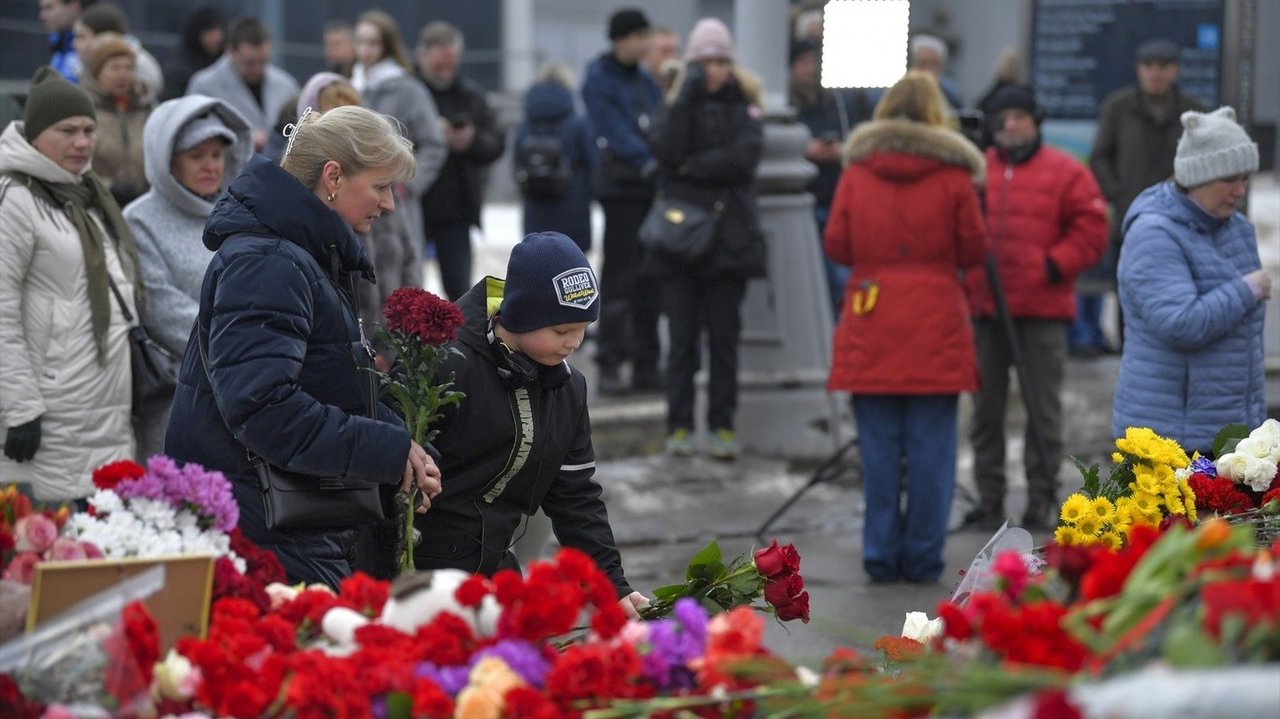 Ciudadanos rusos colocan flores en honor a los muertos en el atentado terrorista de Moscú. // E.P.