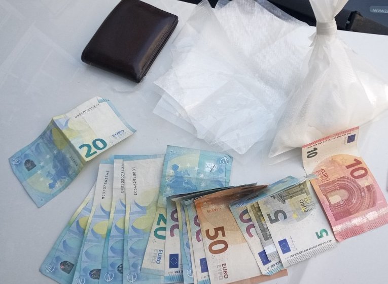 Dinero y cocaína que se le incautó. // Policía Local de Vigo