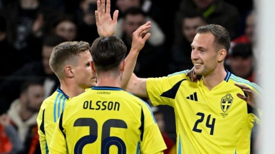 Starfelt felicita a su compañero Nilsson, autor del gol sueco ayer.