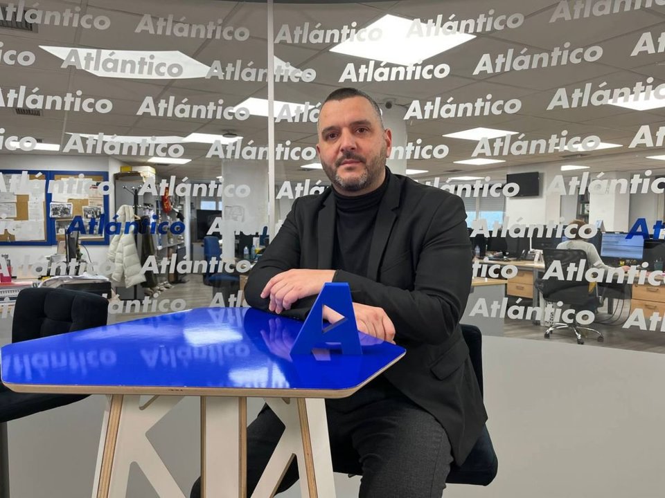 Iván Sánchez, presidente de Ahosvi, visitó ayer el set de Atlántico TV.