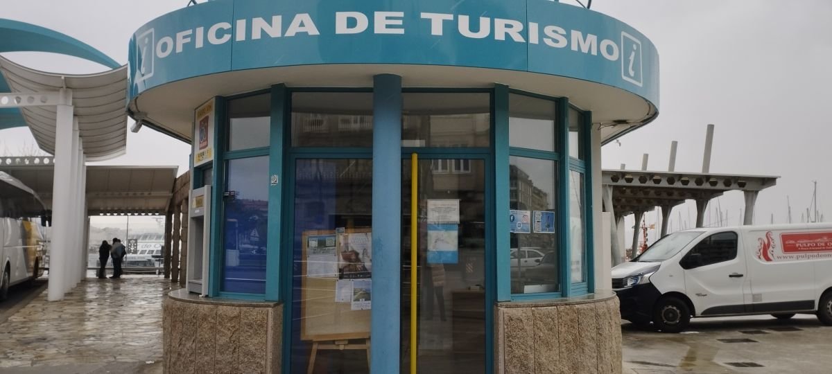 Oficina de Turismo del puerto de Cangas cerrada.