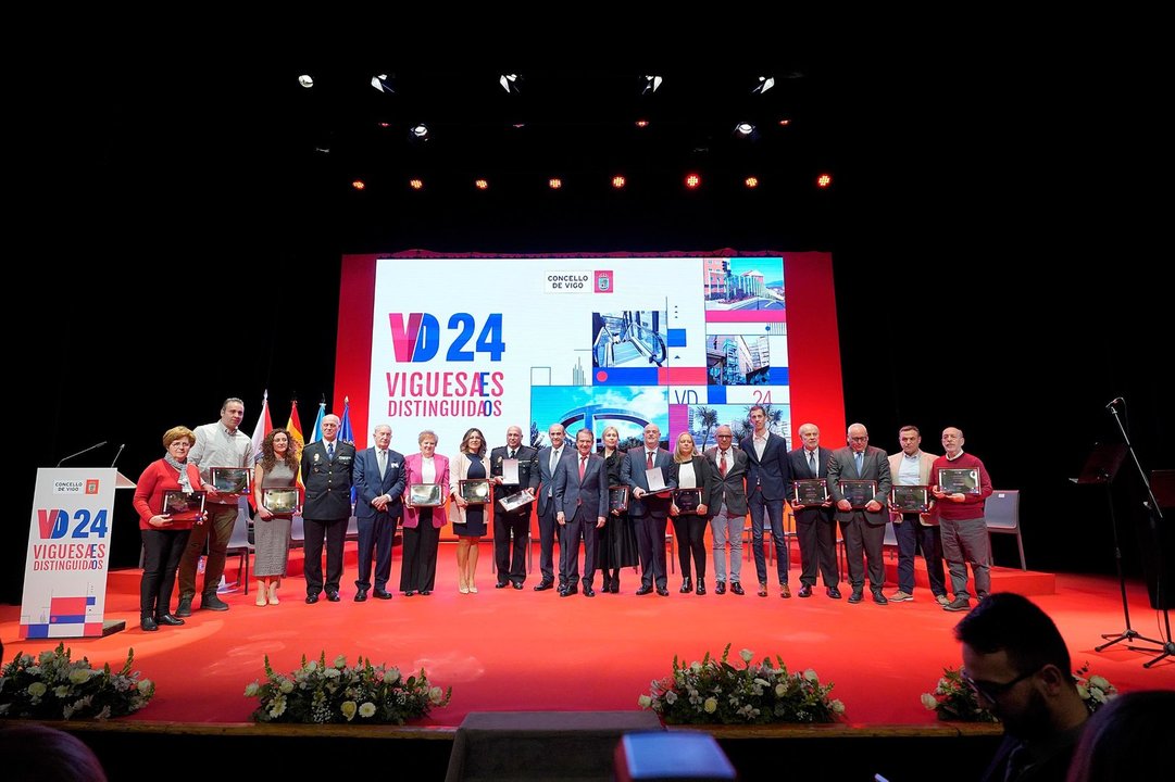 Representantes de los reconocidos como Vigueses Distinguidos de 2024 y las dos Medallas de Oro sobre el escenario del García Barbón con Abel Caballero.