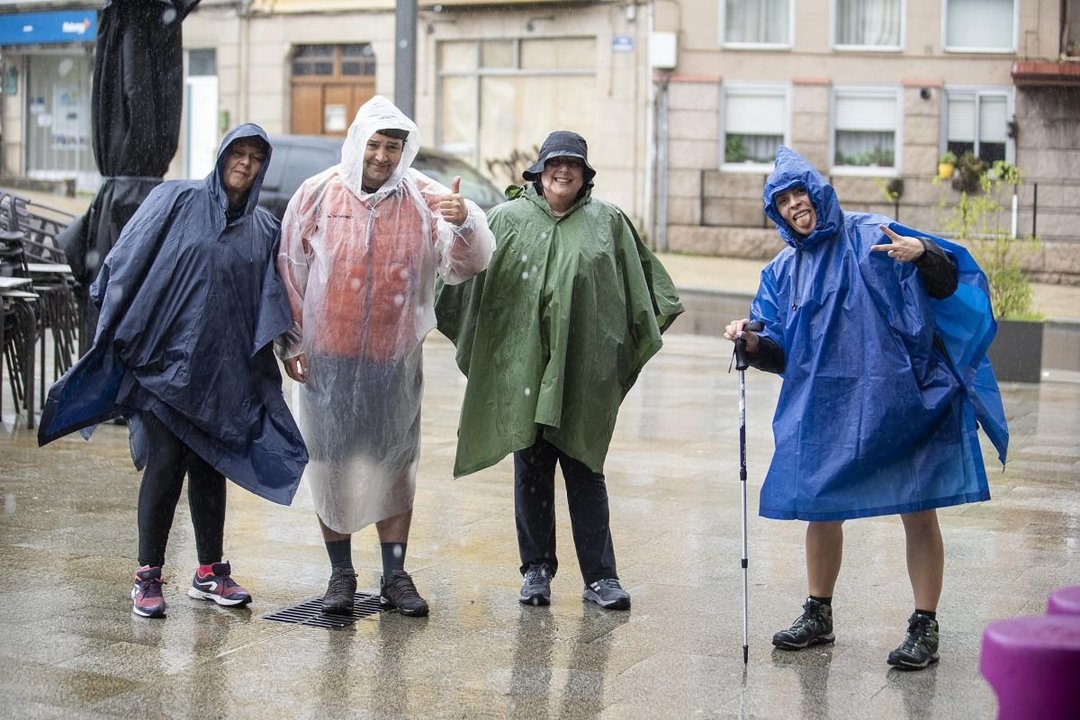 Un grupo de peregrinos, ayer en Redondela, ataviados para enfrentarse a la lluvia y con sentido del humor para el camino.
