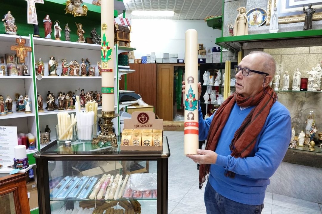 Suso posa con una vela de grandes dimensiones en su establecimiento Abadía de Campos.