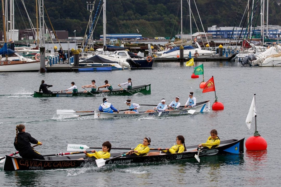 Un momento de la competición celebrada ayer en aguas de Domaio, que reunió tripulaciones de todas las categorías.