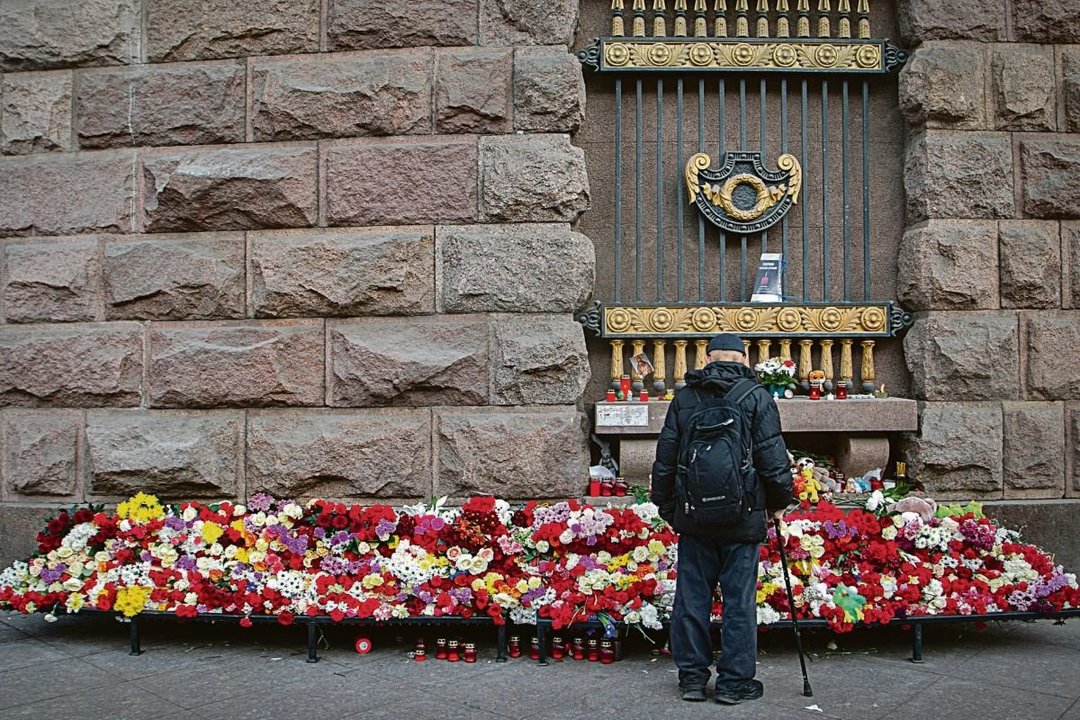 Un anciano observa un homenaje floral a las víctimas en San Petersburgo.