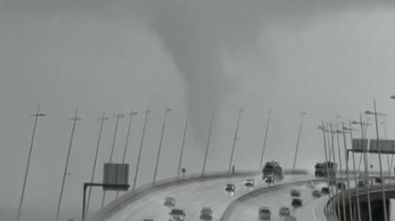 El tornado que se formó en el puente Vasco da Gama. // X